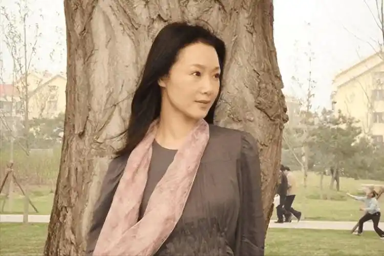 她被誉为军中花仙子,连续15年上春晚,男友患癌离世,53岁仍单身_吕薇