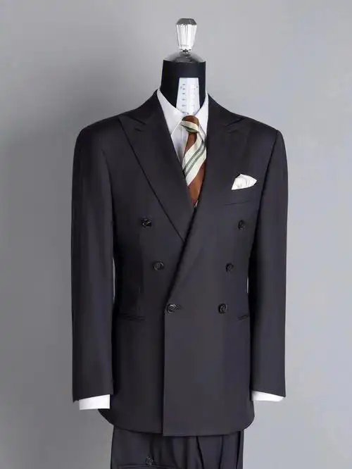 上班族最爱的藏青色双排扣赋予它不同的感觉