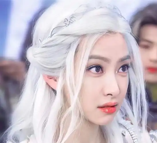 当女演员换上白发张雪迎气质鞠婧祎梦幻景甜美得好不真实
