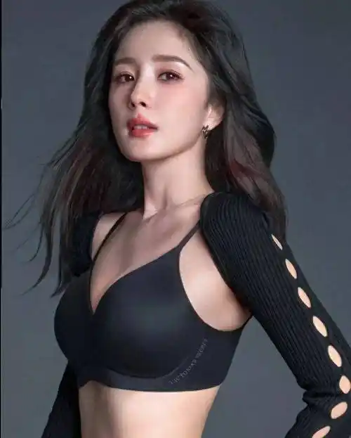 看完这一组杨幂内衣性感写真照片后,我顶不住了