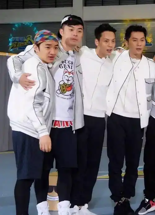 原创原创跑男团合照陈赫比陈伟霆高出半头同是182谁在说谎