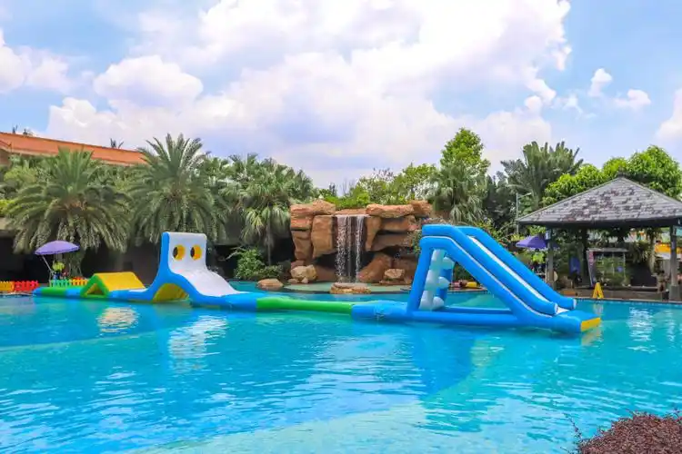 天然温泉,高尔夫球场,罗三妹山组成,是中山复合型温泉旅游度假区