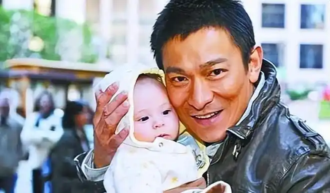 娱乐圈罕见合照刘德华抱着婴儿谢霆锋胡歌看着吴磊长大