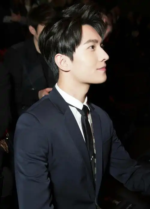 杨洋哥哥侧颜帅炸