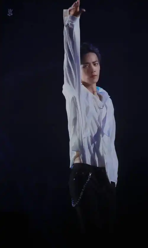 肖战的腰究竟多细,看完后手里的鸡腿它突然就不香了