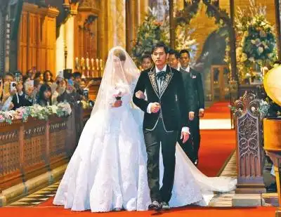 王不动     前天,周杰伦和昆凌在英国举行婚礼,虽然"偶像结婚"