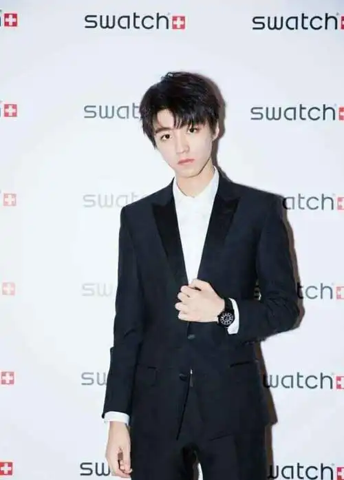 王俊凯最新西装正面照帅到不行快来看看吧