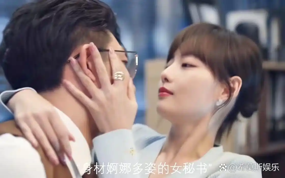 张嘉倪和张佳宁两个人长得好像啊,但是不是张佳宁更可爱一些!