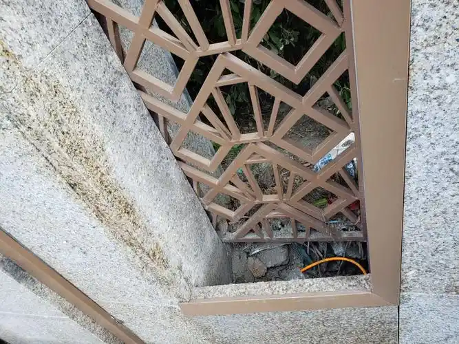 6,景墙两侧镂空雕花下部与石材交接处无饰面. 建议:按图纸整改