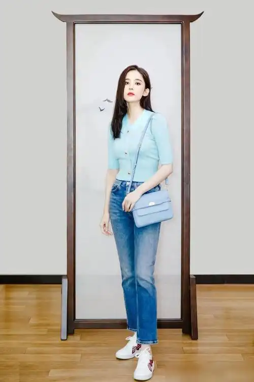 古力娜扎私服更新浅蓝针织开衫加牛仔裤简约中带着高级感