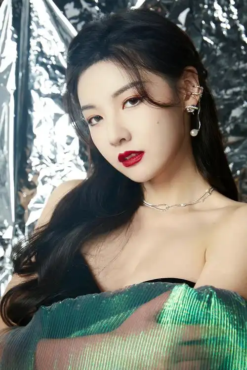 神仙颜值的美女们,展现妩媚动人的风格__财经头条