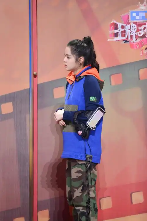 2月1日,欧阳娜娜助阵《王牌对王牌》第四季开播,在游戏欢笑声中致敬新