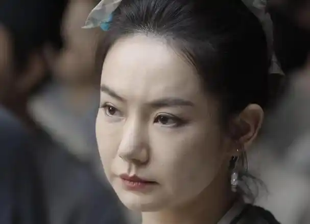 戚薇面部的斑点,刘亦菲身材的"壮",治好了多少人的精神内耗!