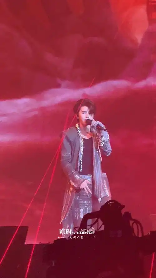 蔡徐坤超话|#原创音乐制作人蔡徐坤#    辉映舞台荣光,  无畏青春活力