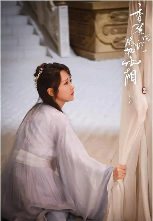 原创杨紫新剧造型曝光粉色古装灵气十足却被网友吐槽没身边人好看