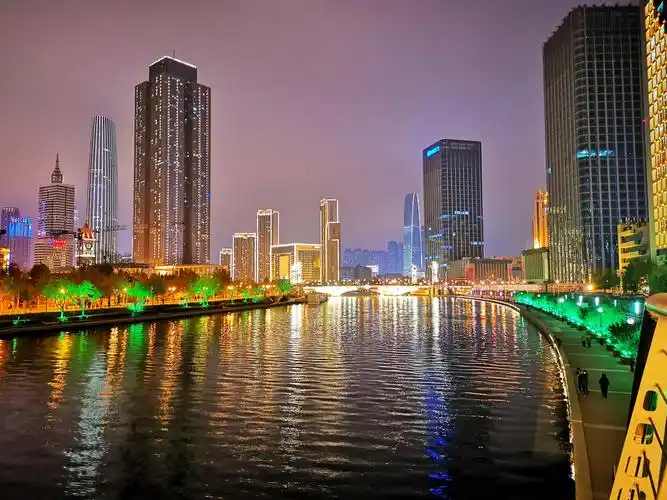 海河夜景是天津的一张旅游名片,游人来到天津,乘游船看海河夜景一定