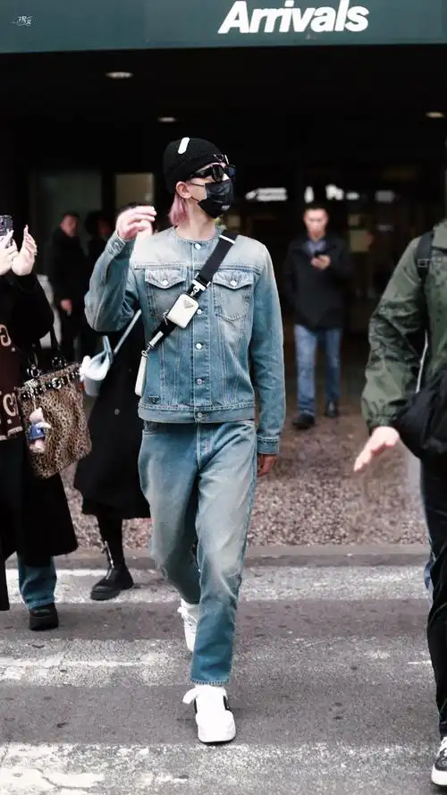 蔡徐坤港风机场街拍##蔡徐坤米兰时装周