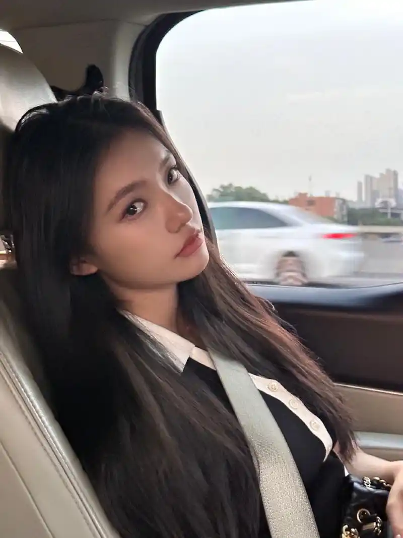 8月17日,林允晒车内随拍,酒窝可爱元气.