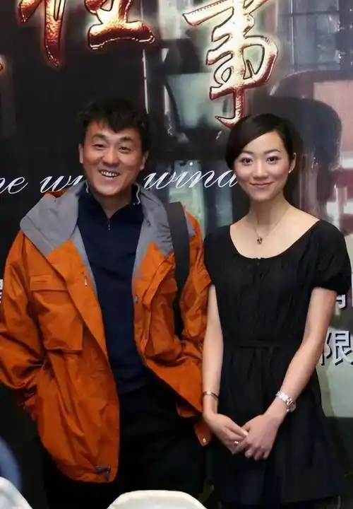 何冰:结婚几十年零绯闻!看看妻子是谁,就知道他为何不敢乱来了