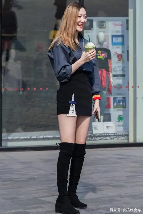 灰色衬衫,搭配黑色半身裙 高筒靴,夏天穿高筒靴也时尚