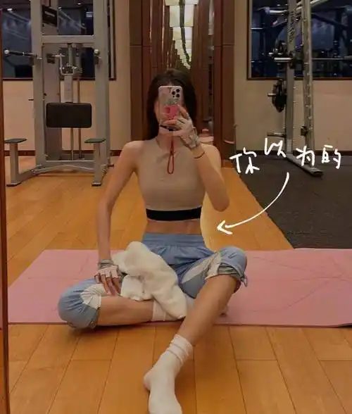 31岁金晨晒无修健身照,肚子冒一层又层"游泳圈"_网友_普通人_女明星