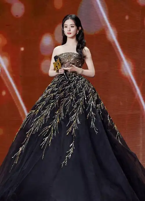 [消息]三套绝美造型成为金陵城独一无二的风景 赵丽颖亮相星光大赏