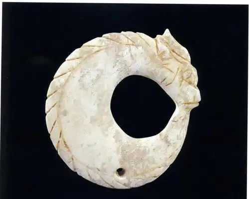 河南偃师二里头遗址,湖北武汉盘龙城遗址和四川广汉三星堆遗址均发现