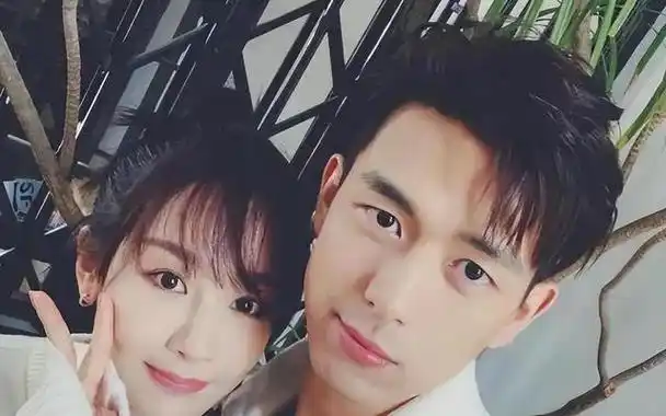 由于杨紫的豪爽性格,她常能与男演员在戏中成为真挚的朋友,至交,甚至