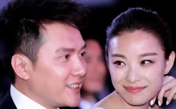 看完冯绍峰和倪妮合照,再看看冯绍峰和赵丽颖合照,你发现什么了