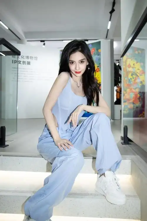 杨颖旅游穿搭:杨颖最新穿搭2020?