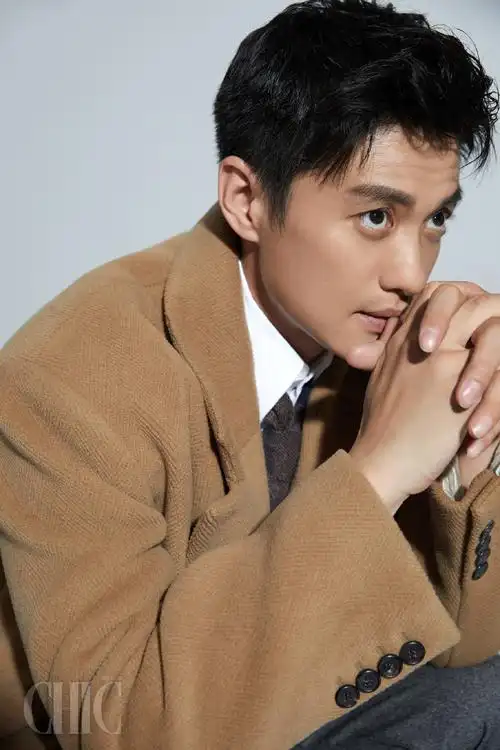 周一围黑白成熟帅气写真图片