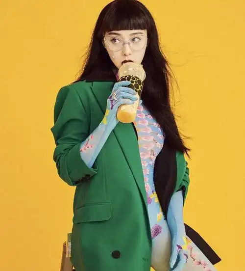 范冰冰才是时髦精穿格纹大衣配橙色眼镜走机场比00后更洋气