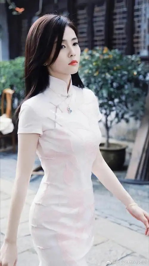 白鹿旗袍身材曲线#穿上旗袍便有一种清冷美,江南有佳人,其名曰奥构