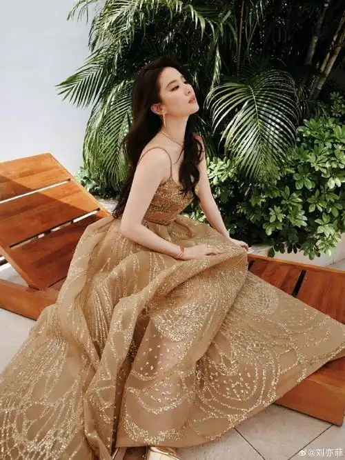 刘亦菲金色高定