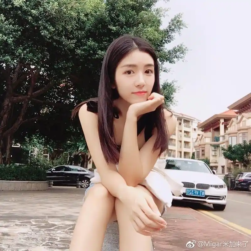 高校校花长发生活照走红