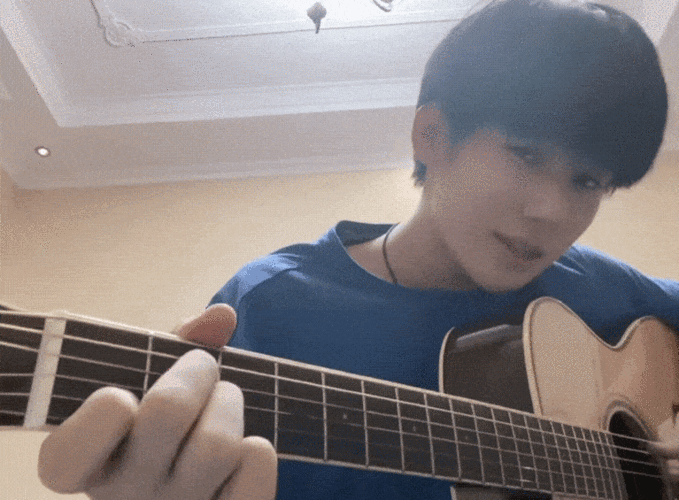 张真源的清唱时刻栏目回归 翻唱《橘子汽水》夏日清凉感重出屏幕