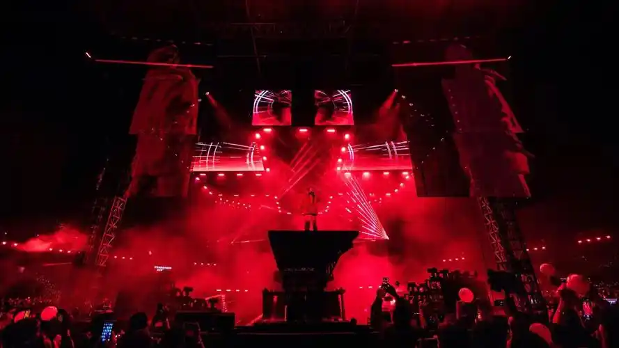 国内顶级演唱会舞美!华晨宇《斗牛》机械感舞台沉浸式体验
