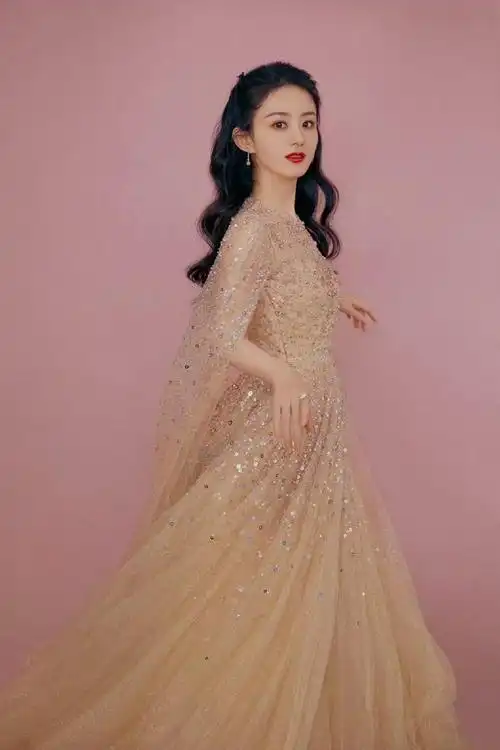 2021年2月,赵丽颖为迪士尼动画电影《寻龙传说》中的女主角拉雅配音.