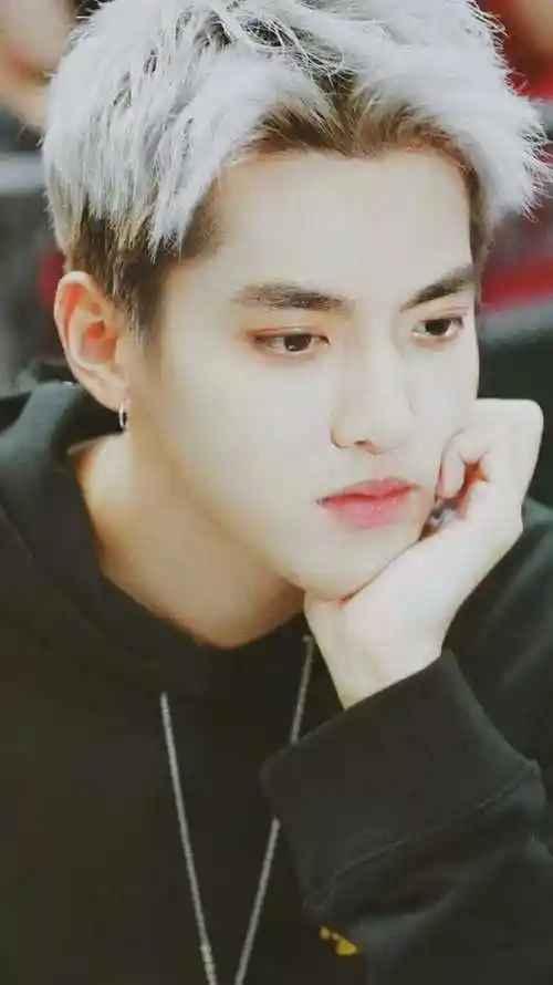 如何评价吴亦凡的长相?