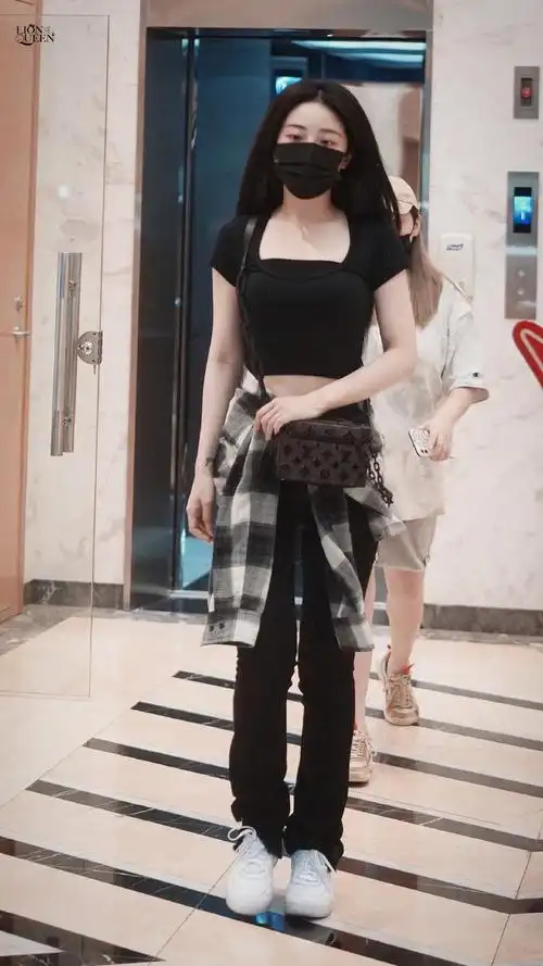 喻言只留黑长直气质就很好新照碎花连衣裙美得让人保护欲爆棚