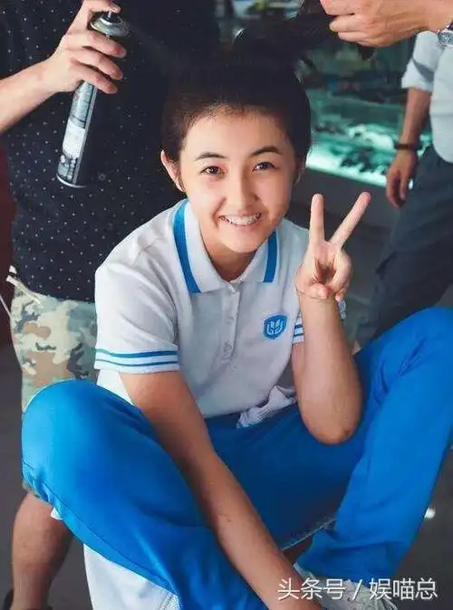 没关晓彤的身高穿衣优越,16岁的她在演技上完全秒杀关晓彤