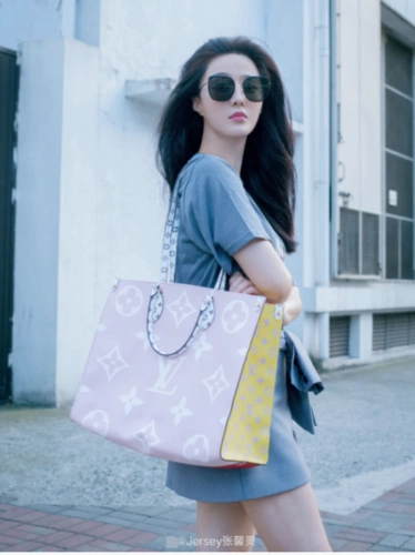 照片中,范冰冰身穿白色无袖装搭配牛仔裤,下了车后健步如飞,小腹平坦.