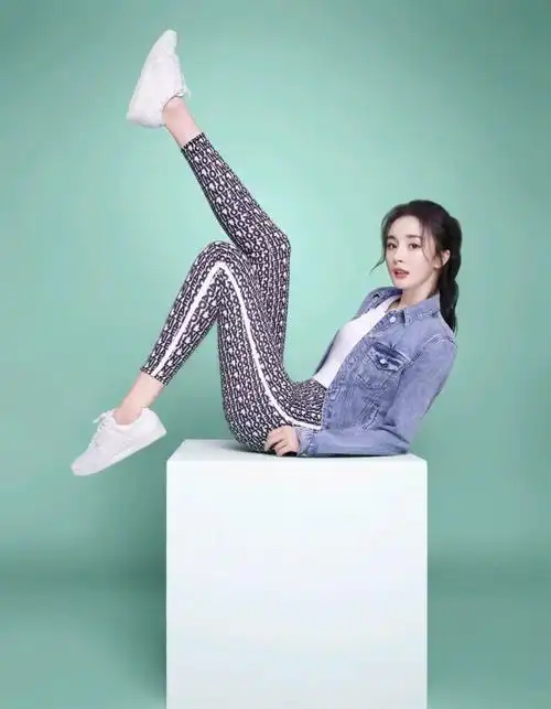 34岁杨幂没有"亏待"自己,穿淡蓝色针织衫配牛仔裙,高级又时髦