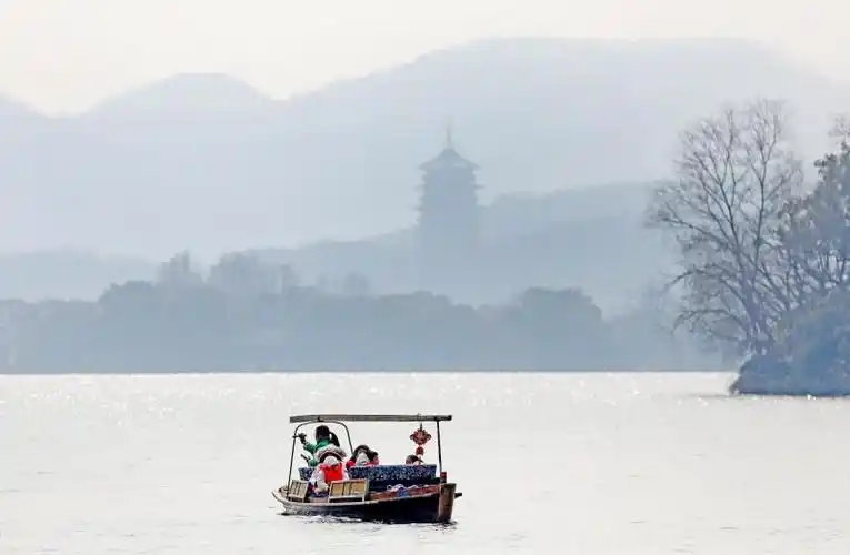 杭州雨水暂歇游人尽享西湖美景