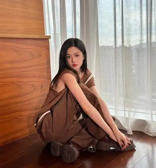 女星乔欣停车言论惹争议不会停车就堵路下车等后面男司机帮停