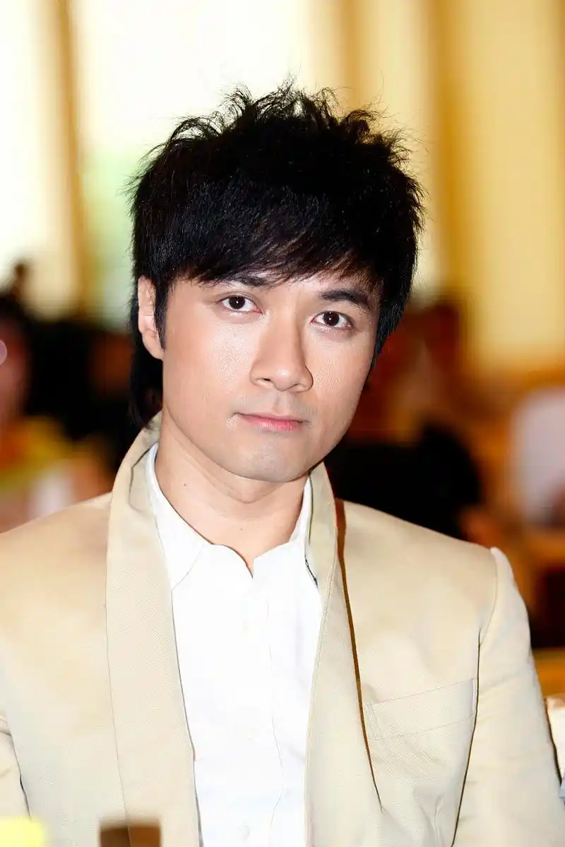 古巨基是一位著名的香港歌手和演员,他以其独特的嗓音和多才多艺的