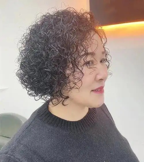 老年人可以选择烫一些小卷,蓬松饱满又显发量,最主要的是保持时间长.