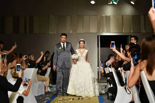 何润东婚礼曝光:新娘强吻新郎