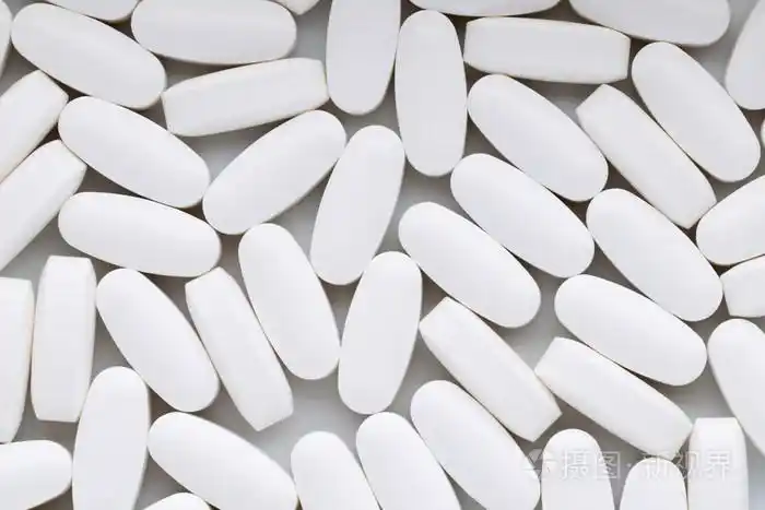 白色背景上的白色药片