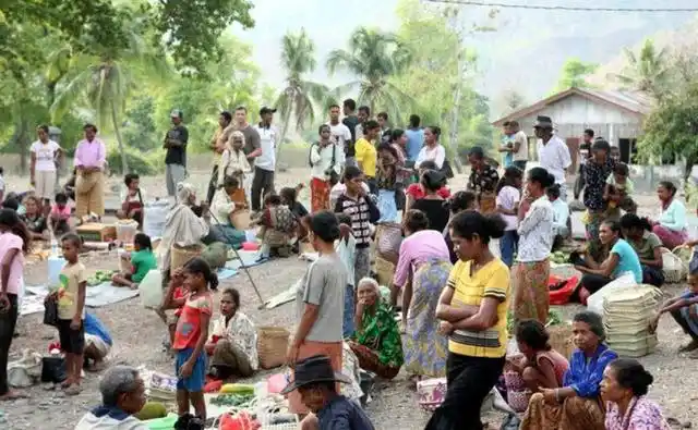 主要是女人们的纺织物和一些当地特产,在自给自足而物价较高的东帝汶
